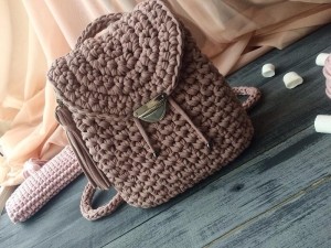 Рюкзак из трикотажной пряжи