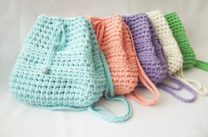 Вязаный рюкзак из трикотажной пряжи