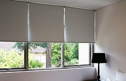 Как крепить рулонные шторы — на пластиковые окна, к стене и потолку