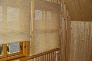 Рулонные шторы на деревянных окнах