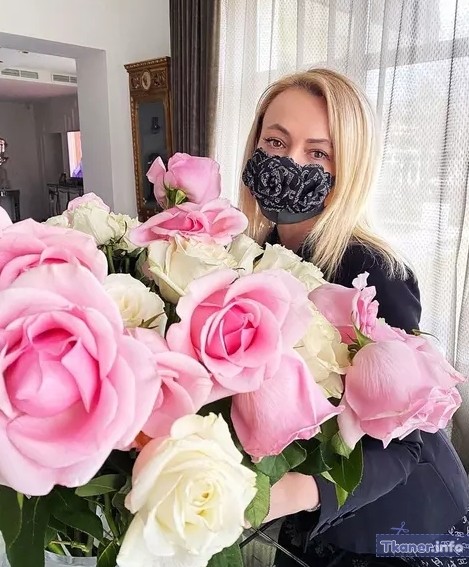 Яна с розами