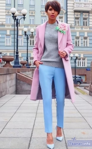 Светло-розовое пальто и голубые брюки