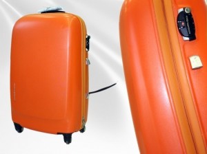 Рыжий чемодан со сломаной ручкой