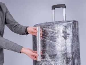Как самому обмотать пленкой чемодан?