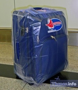 Синий чемодан в пленке