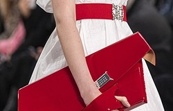 Какие цвета и формы женских сумок будут модными в 2024: актуальные тенденции