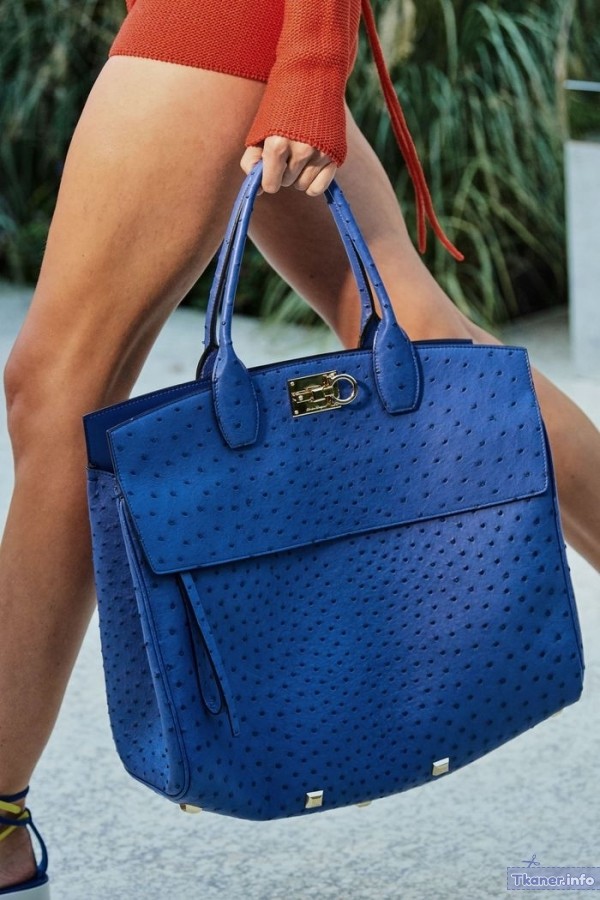 Синяя сумка.