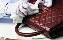 Как вывести чернила на кожаной сумке:  популярные методы удаления чернил с кожаной сумки