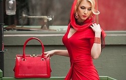 С чем носить красную сумку: стильные образы, фото и советы
