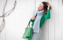 С чем носить зелёную сумку? Под какие оттенки одежды подбирать? Обувь и аксессуары. С чем сочетать зелёную сумку — примеры.