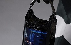 Сумка-телевизор: для чего начали выпускать сумки с экранами