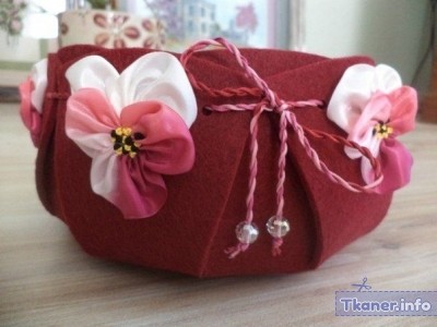Красная сумка из фетра с цветами