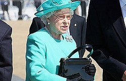 Почему королева Елизавета всюду носит с собой сумочку