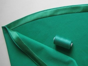 Плотные и объемные ткани подгибаются косой полоской без использования приспособлений.