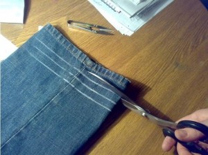 Как ушить джинсы шов