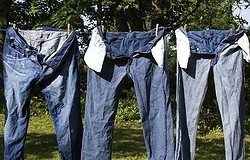 Как быстро высушить джинсы после стирки — способы за 5 минут