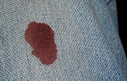 Как отстирать кровь с джинсов — чем отчистить, лучшие средства по выведению крови