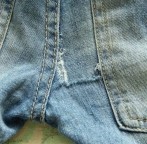 Зашитая дырка на джинсах