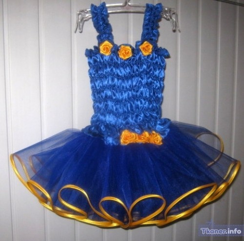 Синее фатиновое платье с желтыми атласными лентами понизу