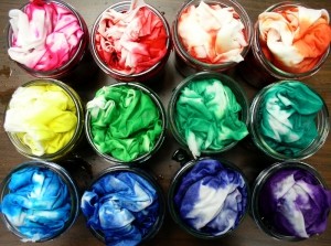 Как покрасить материал в яркие цвета