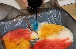 Как покрасить шерсть? Что выбрать — натуральные или химические красители? Пошаговый алгоритм покраски шерстяной пряжи.