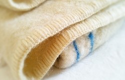 Можно ли стирать одеяло из верблюжьей шерсти? Как это правильно делать? Какие средства использовать? Как сушить?