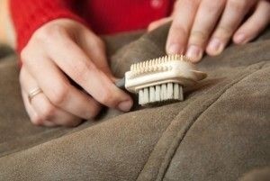 Как почистить замшевое пальто в домашних условиях