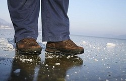 Промокает ли замша зимой? Можно ли ходить зимой в замшевой обуви? Что предпринять, чтобы замшевая обувь зимой не промокала?