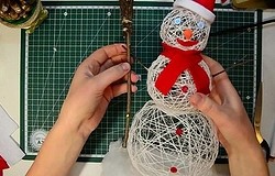 Как сделать снеговика своими руками из ниток и шариков
