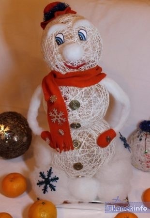 Снеговик своими руками из ниток и шариков