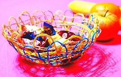 Ваза из ниток и клея своими руками. Как сделать интересную вазу из ниток и клея?