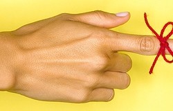 Зачем на пальцы наматывают нитки: превращение ниток в оберег