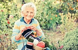 Почему вязание поможет избежать болезни Альцгеймера: терапия вязанием