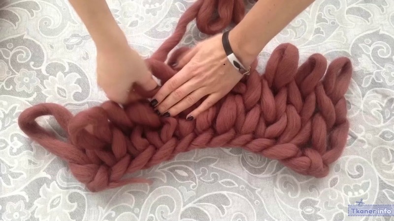 Процесс вязания руками из толстой пряжи